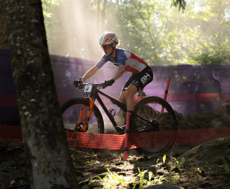 Ciclista en carrera en el bosque