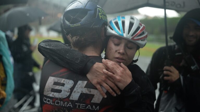 Ciclistas abrazándose tras carrera