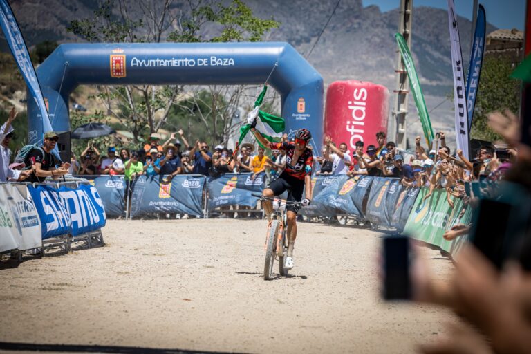 David Valero con bandera en mano
